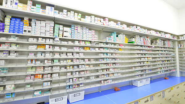 スギ薬局 新狭山店の薬棚