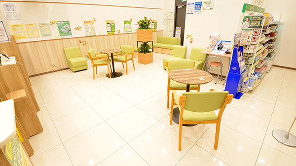 スギ薬局 ブルーフロント芝浦店の待合スペース