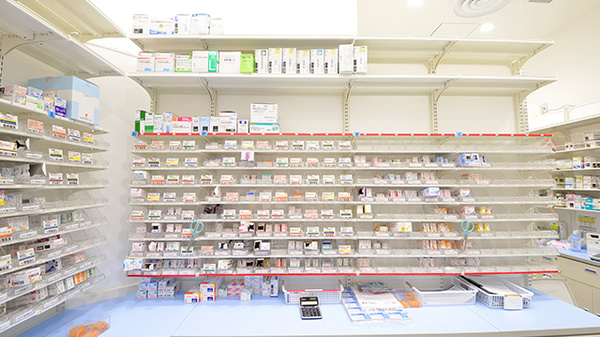 スギ薬局 ブルーフロント芝浦店の薬棚