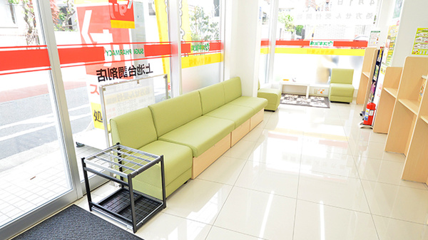 スギ薬局 上池台調剤店の待合スペース