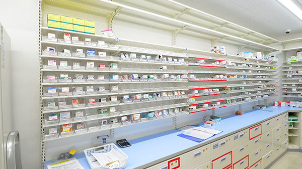 スギ薬局 上池台調剤店の薬棚