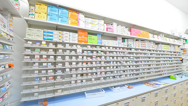 スギ薬局 美濃加茂北店の薬棚