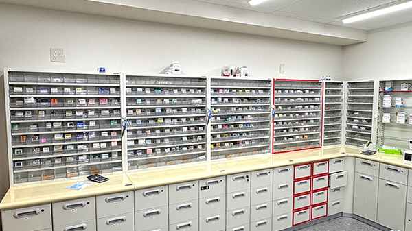 プラザ薬局　吹田春日店の薬棚