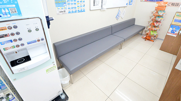 調剤薬局ツルハドラッグ須賀川西店の待合スペース