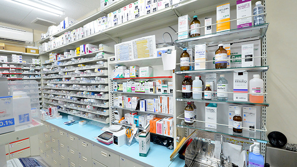 調剤薬局ツルハドラッグ須賀川西店の薬棚