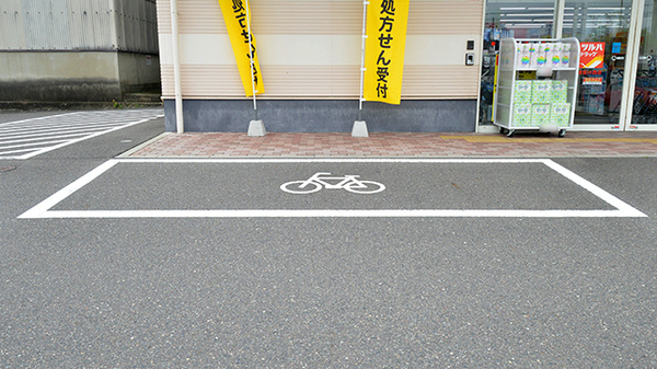 調剤薬局ツルハドラッグ須賀川西店の駐輪場