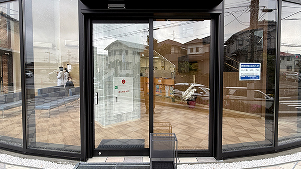 サン薬局高清会病院店の入口