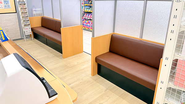 セキ薬局　関山店の待合スペース