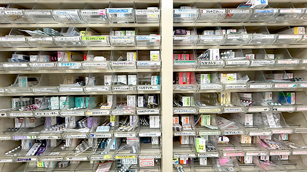 つばさ調剤薬局の薬棚