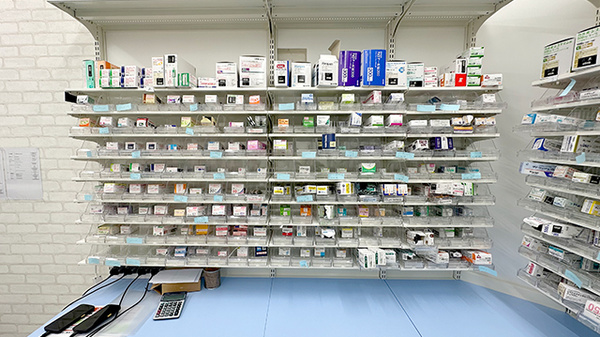 阪神調剤薬局　高輪ゲートウェイ店の薬棚