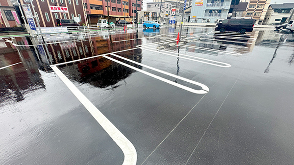 ウエルシアプラス薬局友丘店の駐車場
