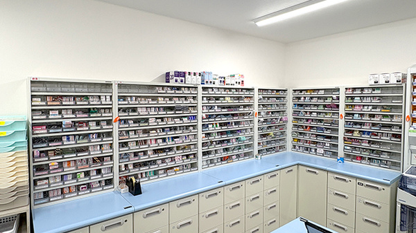 エスマイル薬局 新市店の薬棚