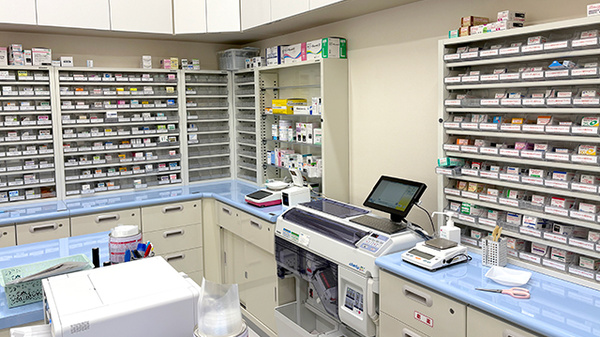 ミント薬局　二葉の里店の薬棚