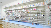 スギ薬局 駿河西脇店の薬棚