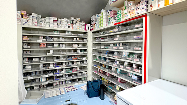 みけねこ薬局　枚方店の薬棚
