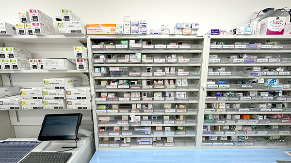 パル薬局鶴瀬駅前ビル店の薬棚