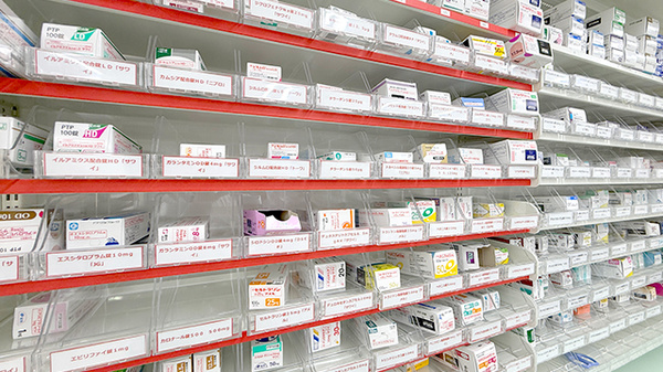 アカカベ薬局　阪急淡路店の薬棚