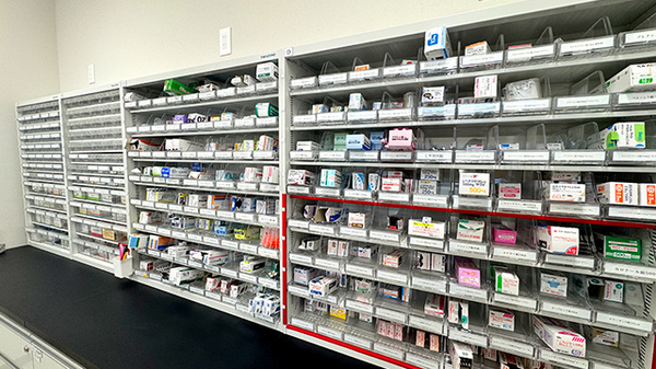 ＭＩＫＡＴＡ薬局の薬棚