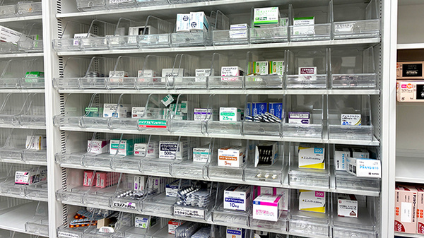 ポトス薬局かにこう店の薬棚