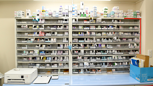 エール調剤薬局　河芸店の薬棚