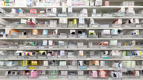 調剤薬局つむぐ　港南台店の薬棚