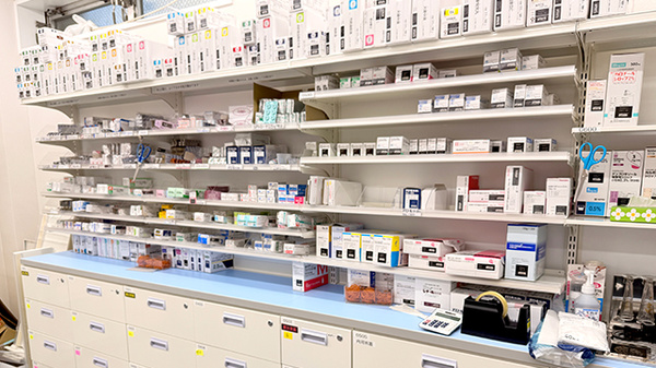 薬局トモズ川口駅前調剤店の薬棚