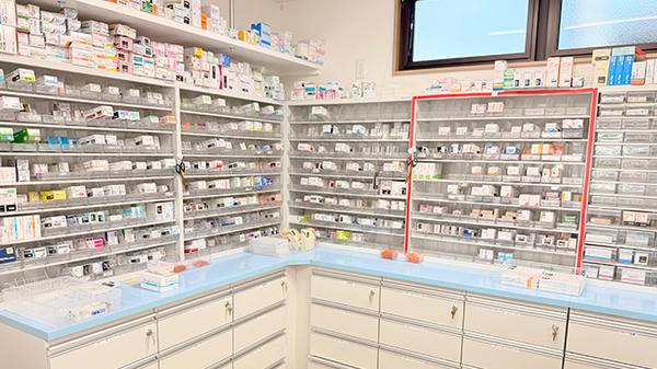 ウイン薬局みどり大間々店の薬棚