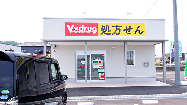 V・drug　氷見鞍川薬局の外観