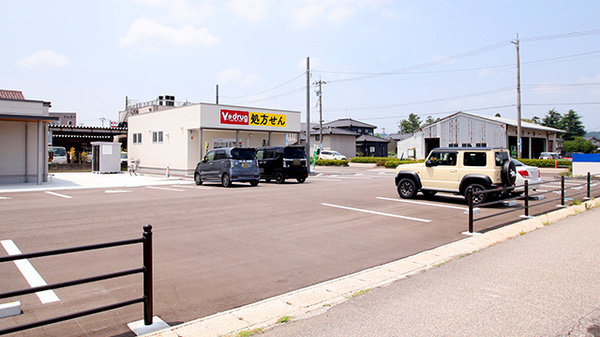 V・drug　氷見鞍川薬局の駐車場