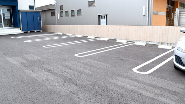 青い森薬局 寺井店の駐車場