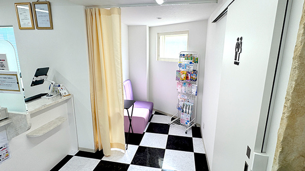 あおい調剤薬局　小手指ハナミズキ店の感染予防待合スペース