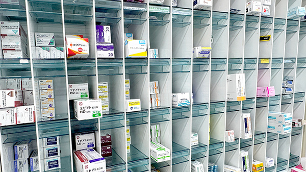 あおい調剤薬局　小手指ハナミズキ店の薬棚