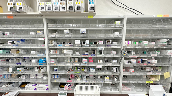 サエラ薬局　下総中山店の薬棚