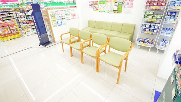 スギ薬局 東淀川豊里店の待合スペース