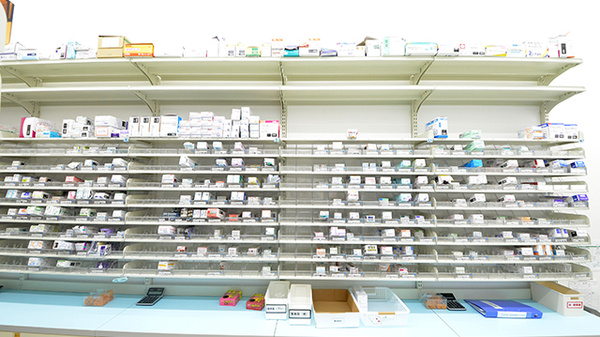 スギ薬局 東淀川豊里店の薬棚