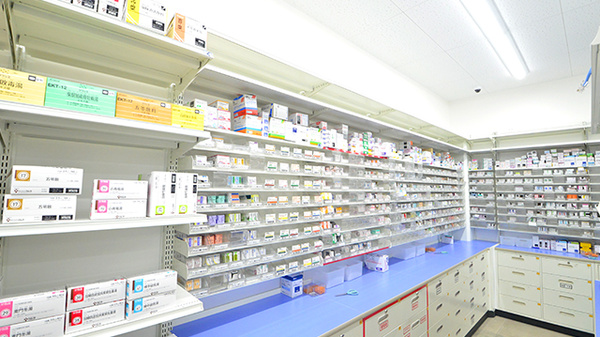 スギ薬局 亀久保店の薬棚