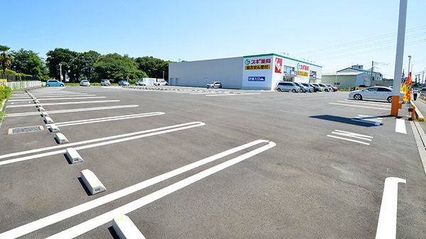 スギ薬局 亀久保店の駐車場