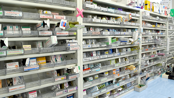 富戸薬局の薬棚