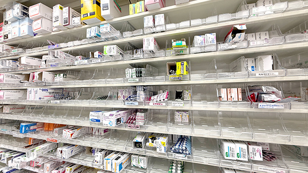 薬局マツモトキヨシ西明石駅南口店の薬棚