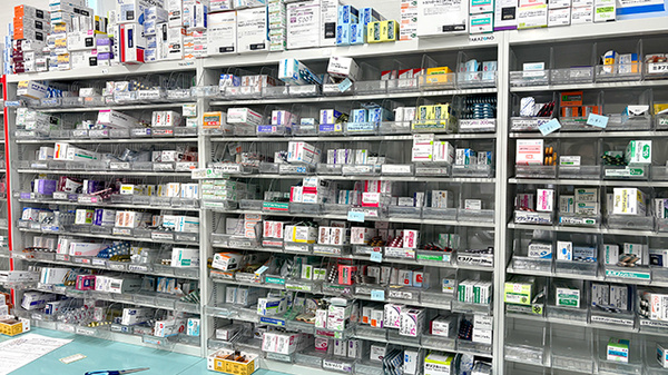 コスモ調剤薬局 新海町店の薬棚