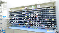 調剤薬局ツルハドラッグ藤白店の薬棚