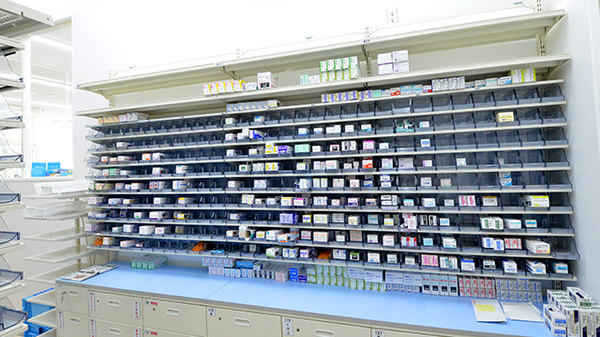 調剤薬局ツルハドラッグ藤白店の薬棚