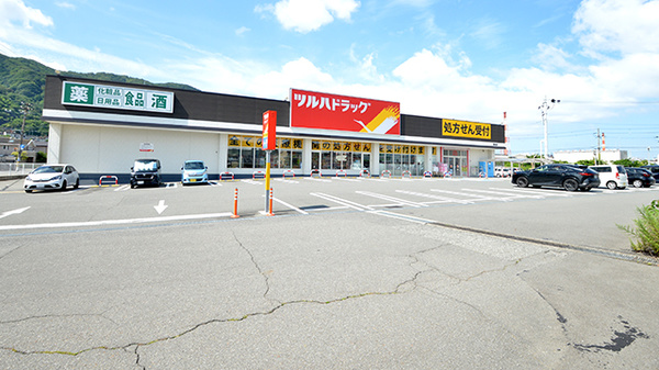 調剤薬局ツルハドラッグ藤白店の駐車場