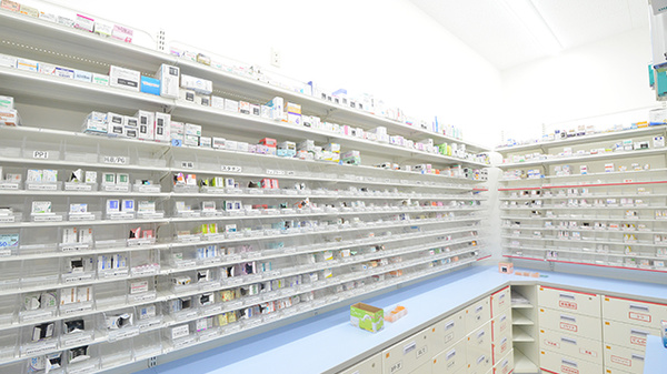 スギ薬局 府中小柳町店の薬棚