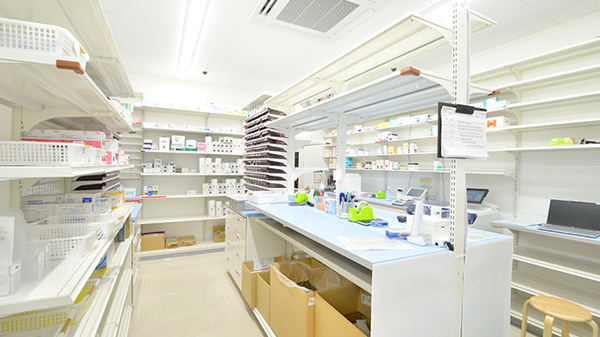 スギ薬局 寝屋川市駅南調剤店の調剤室