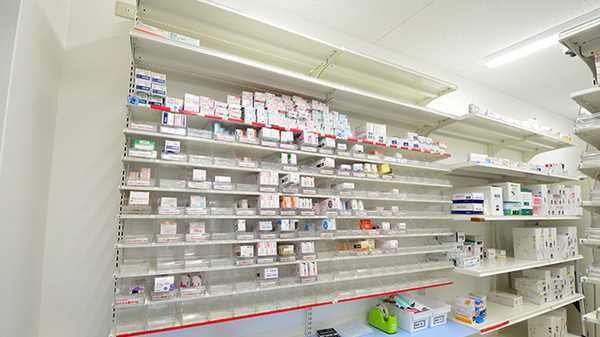 スギ薬局 寝屋川市駅南調剤店の薬棚
