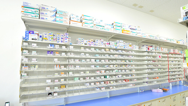 スギ薬局 磐田白羽店の薬棚