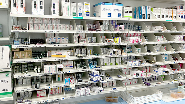 友愛薬局　蒲田店の薬棚