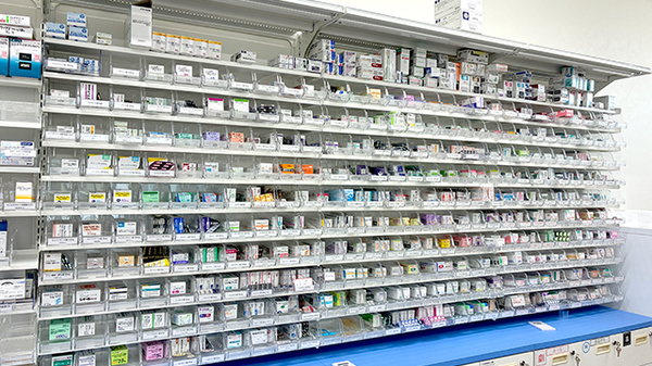 メイプル薬局　入山瀬店の薬棚