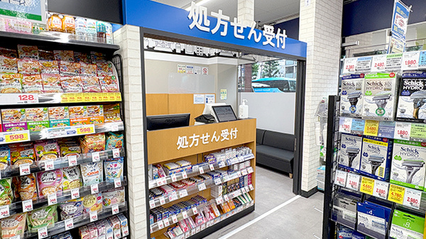 薬局トモズ春日店の入口